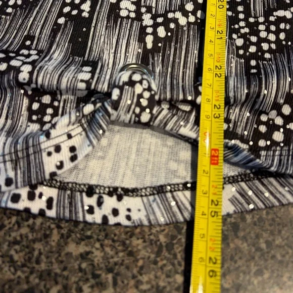 Allison Daley Black and White Abstract Printed 3/4 Cinched Sleeve Top - Picture 8 of 9
